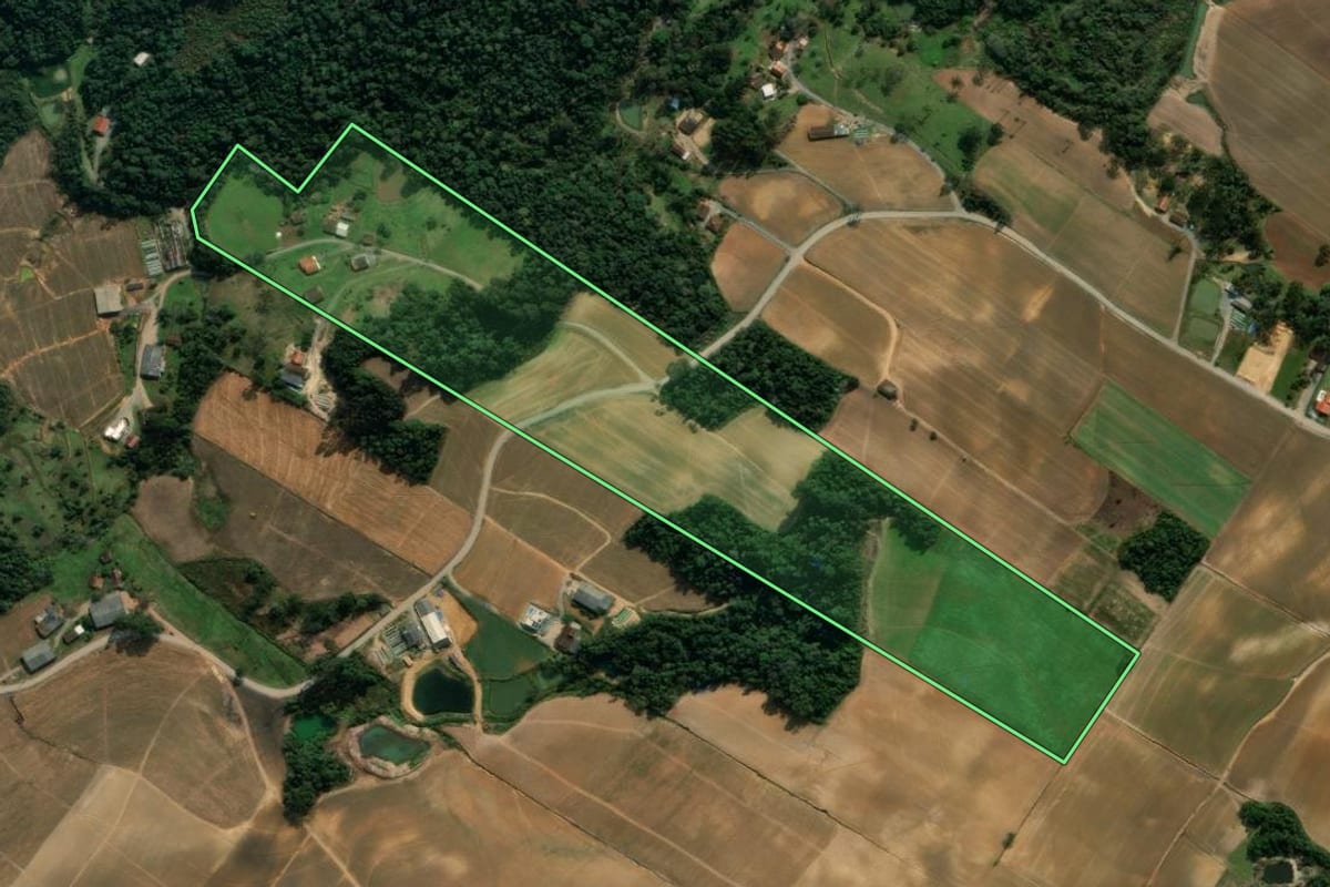 Imagem de satélite do imóvel rural em Imbuia (SC), com o contorno declarado no CAR desenhado por cima.