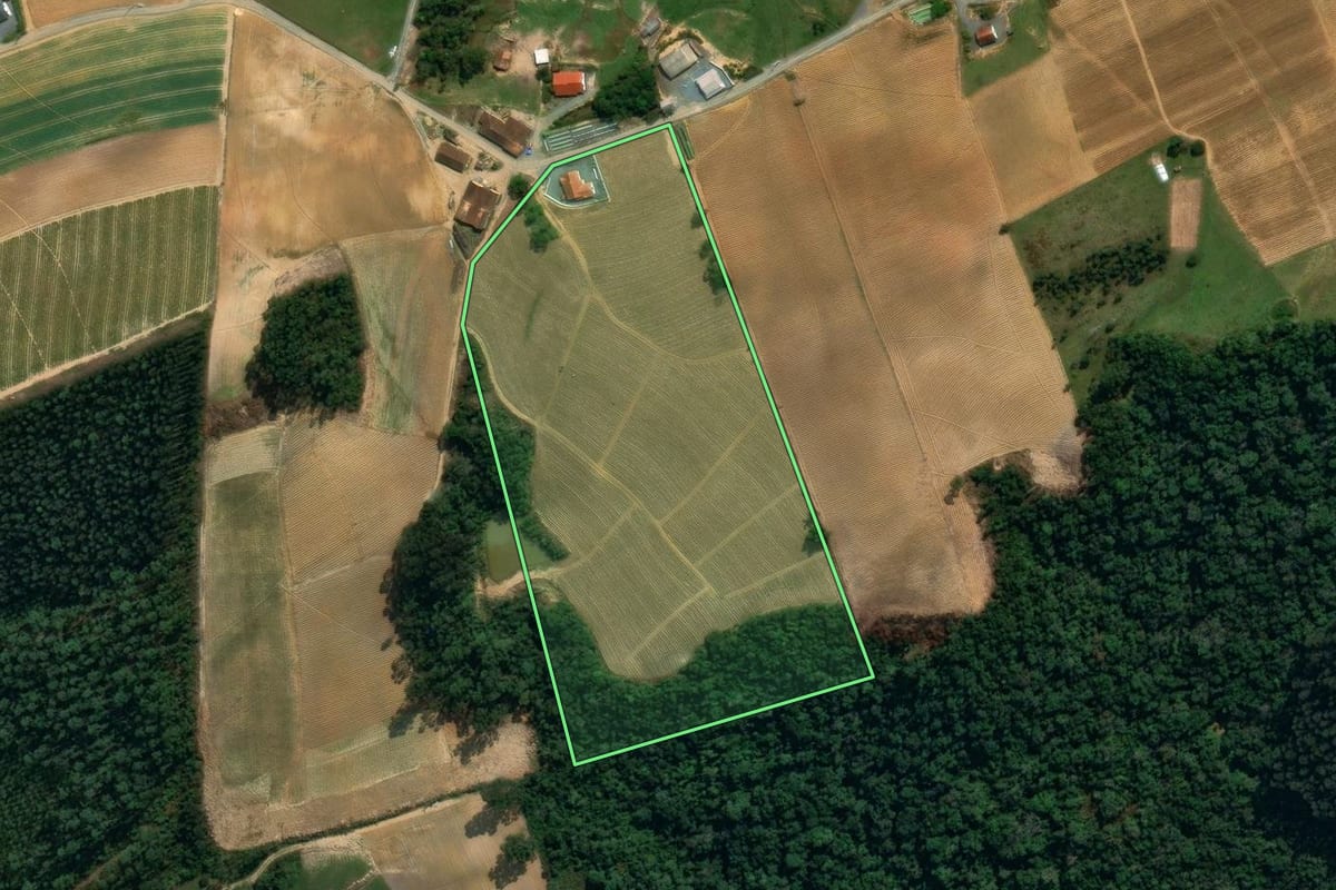 Imagem de satélite do imóvel rural em Imbuia (SC), com o contorno declarado no CAR desenhado por cima.