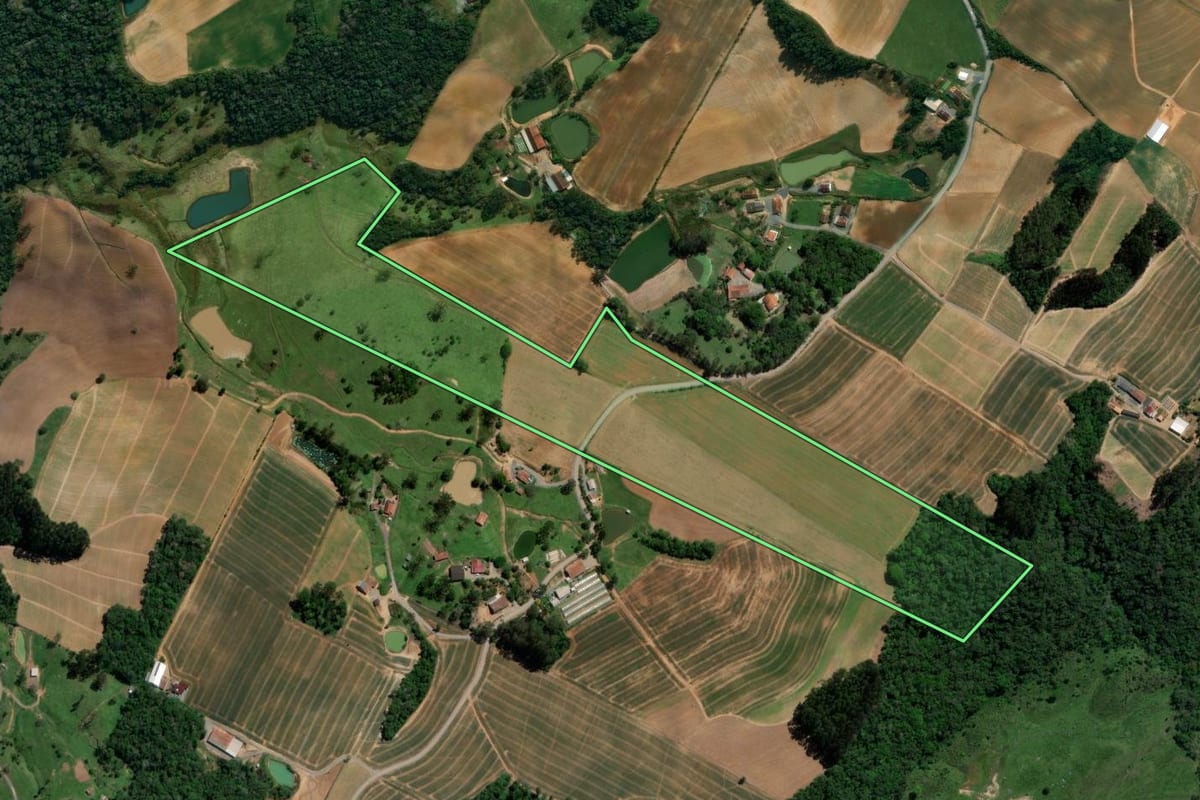 Imagem de satélite do imóvel rural em Imbuia (SC), com o contorno declarado no CAR desenhado por cima.