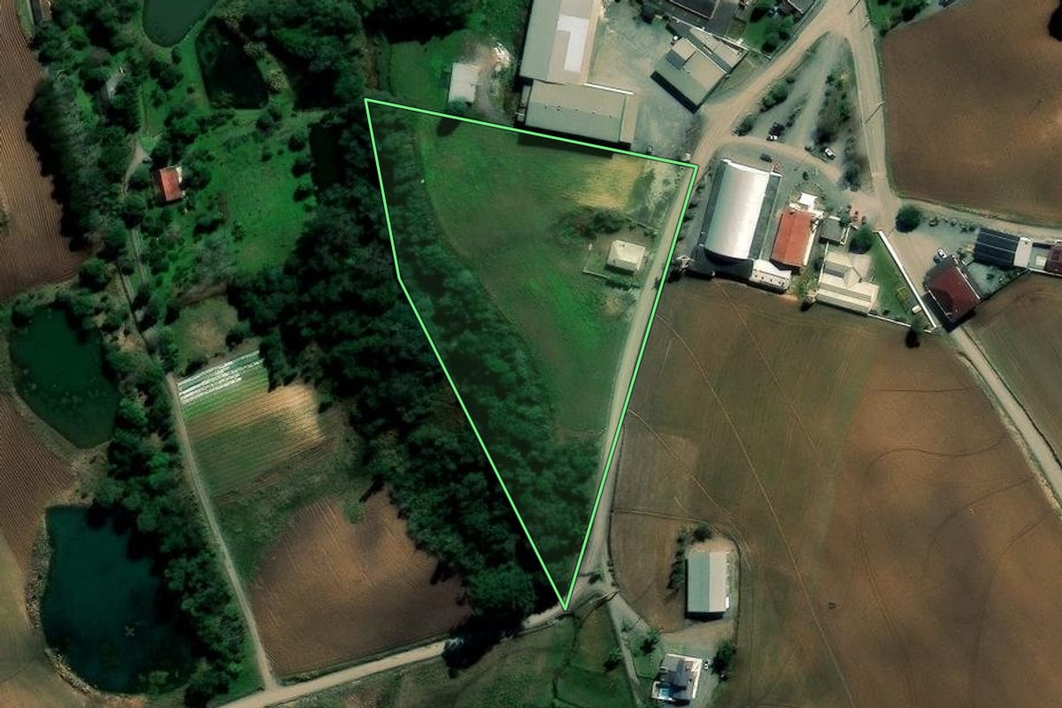 Imagem de satélite do imóvel rural em Imbuia (SC), com o contorno declarado no CAR desenhado por cima.