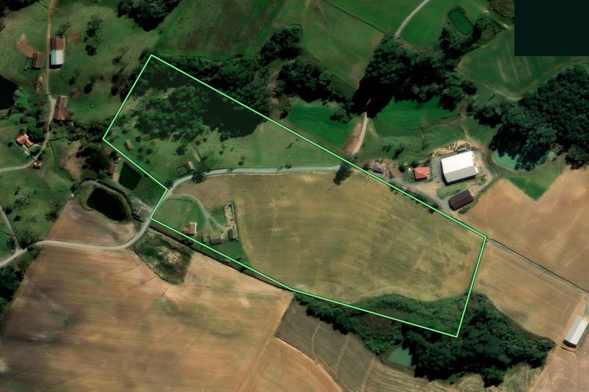 Imagem de satélite do imóvel rural em Imbuia (SC), com o contorno declarado no CAR desenhado por cima.