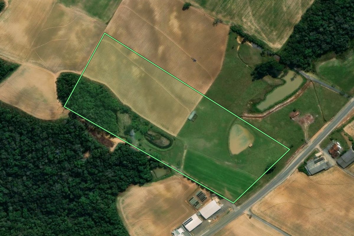 Imagem de satélite do imóvel rural em Imbuia (SC), com o contorno declarado no CAR desenhado por cima.