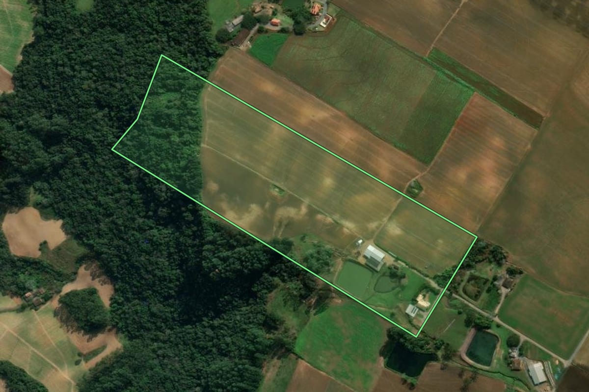 Imagem de satélite do imóvel rural em Imbuia (SC), com o contorno declarado no CAR desenhado por cima.