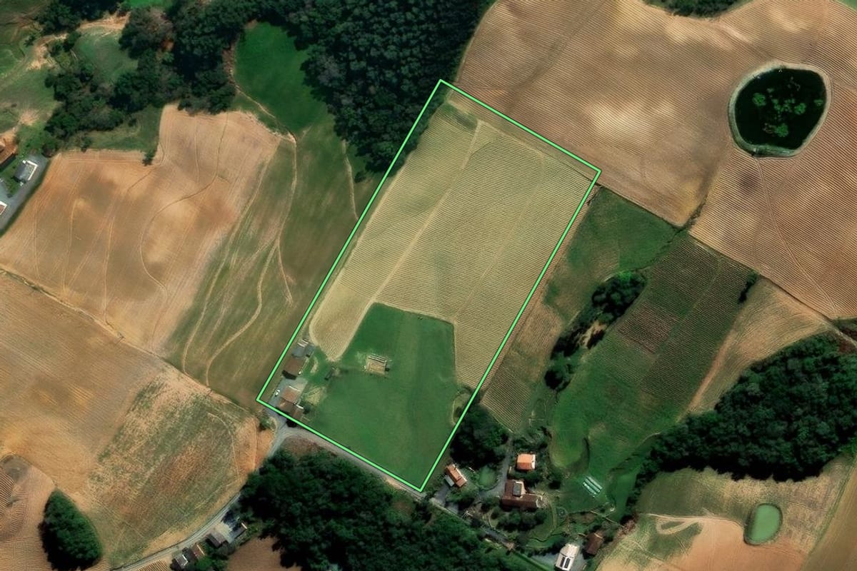 Imagem de satélite do imóvel rural em Imbuia (SC), com o contorno declarado no CAR desenhado por cima.