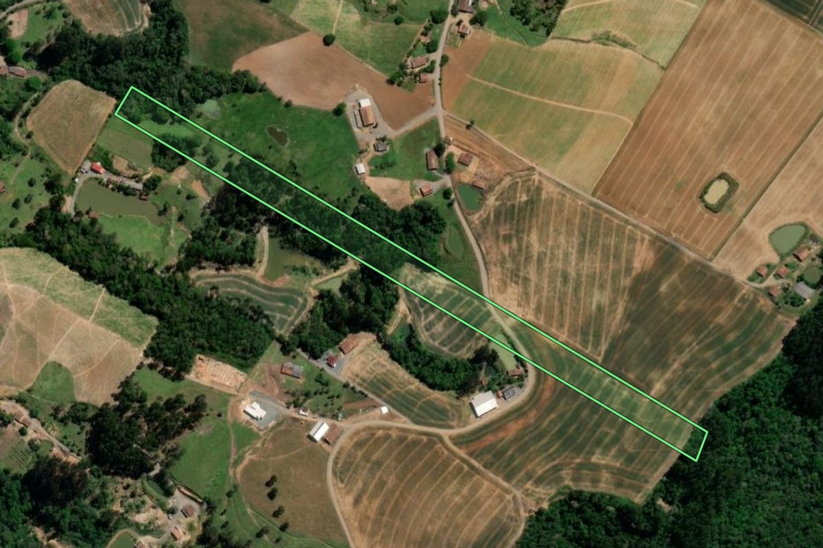 Imagem de satélite do imóvel rural em Imbuia (SC), com o contorno declarado no CAR desenhado por cima.