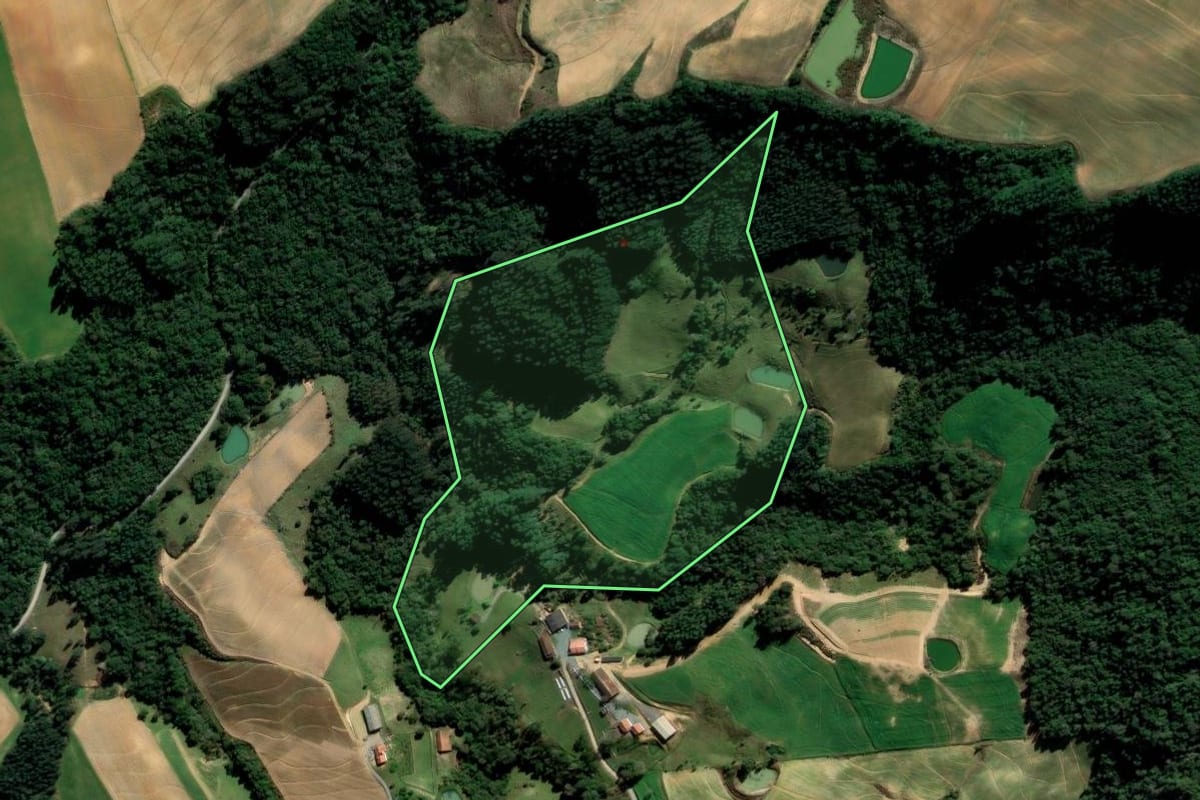 Imagem de satélite do imóvel rural em Imbuia (SC), com o contorno declarado no CAR desenhado por cima.