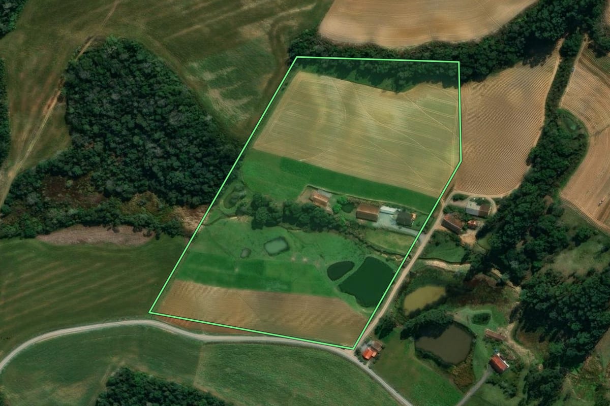 Imagem de satélite do imóvel rural em Imbuia (SC), com o contorno declarado no CAR desenhado por cima.