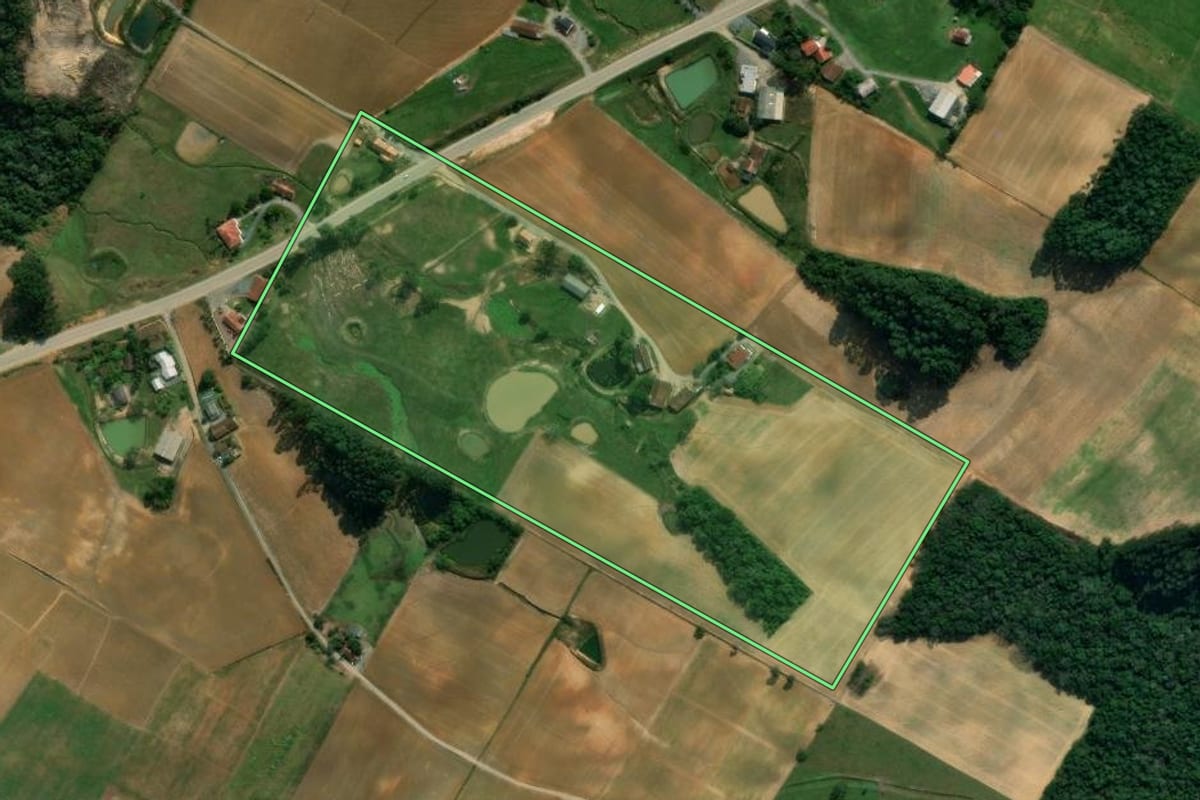 Imagem de satélite do imóvel rural em Imbuia (SC), com o contorno declarado no CAR desenhado por cima.