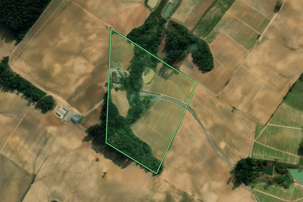 Imagem de satélite do imóvel rural em Imbuia (SC), com o contorno declarado no CAR desenhado por cima.