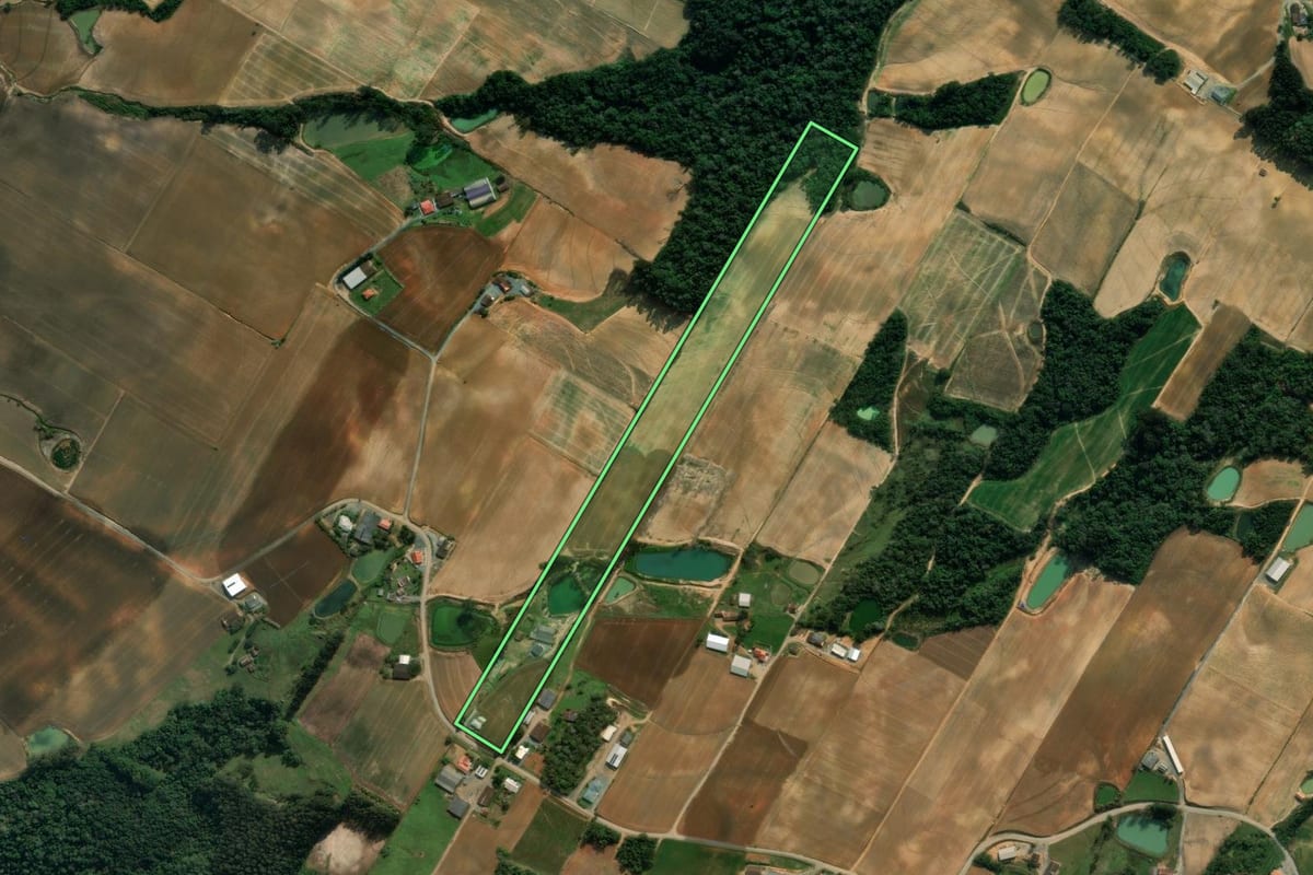 Imagem de satélite do imóvel rural em Imbuia (SC), com o contorno declarado no CAR desenhado por cima.