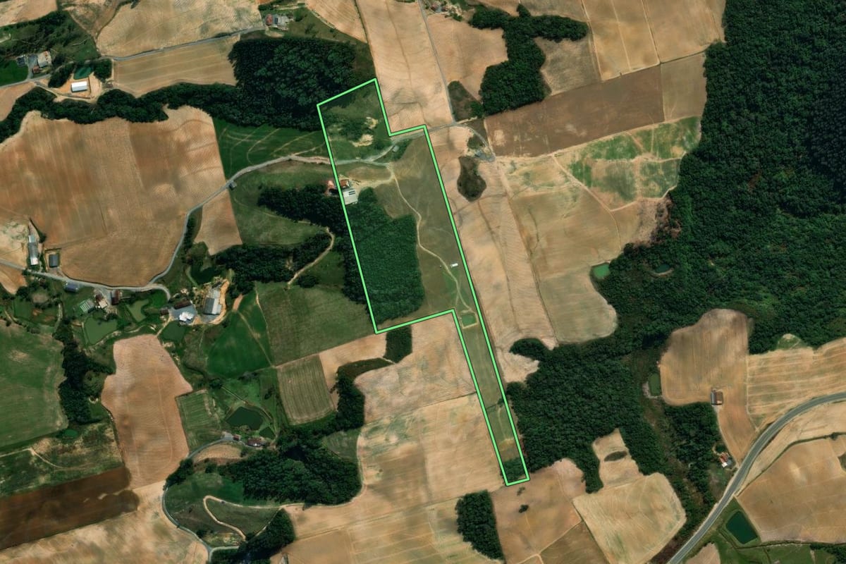 Imagem de satélite do imóvel rural em Imbuia (SC), com o contorno declarado no CAR desenhado por cima.