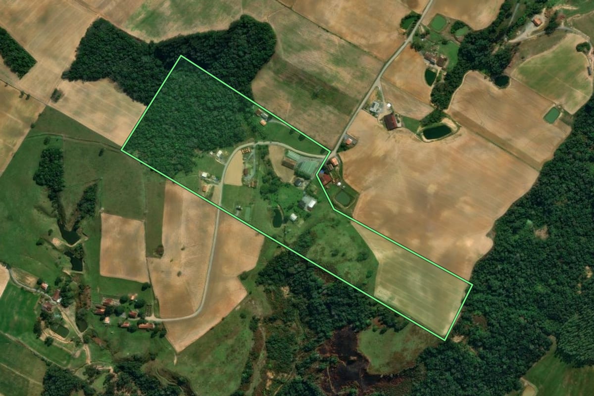 Imagem de satélite do imóvel rural em Imbuia (SC), com o contorno declarado no CAR desenhado por cima.