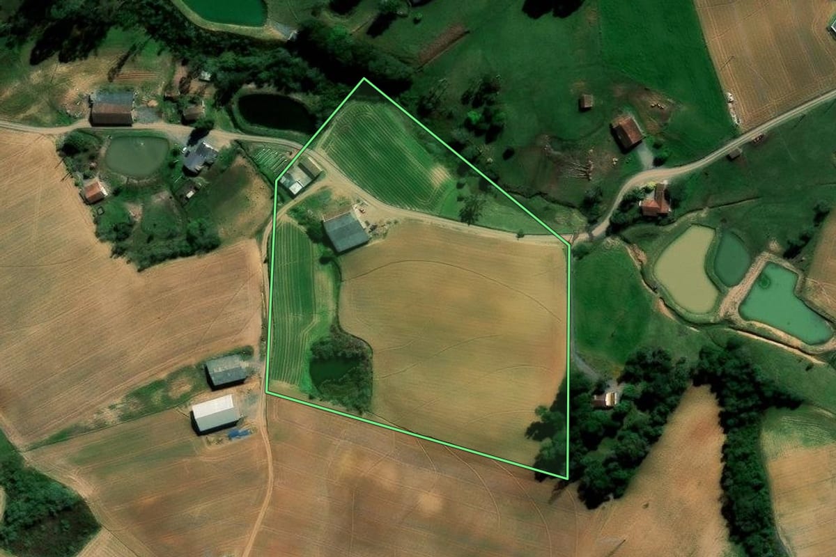 Imagem de satélite do imóvel rural em Imbuia (SC), com o contorno declarado no CAR desenhado por cima.