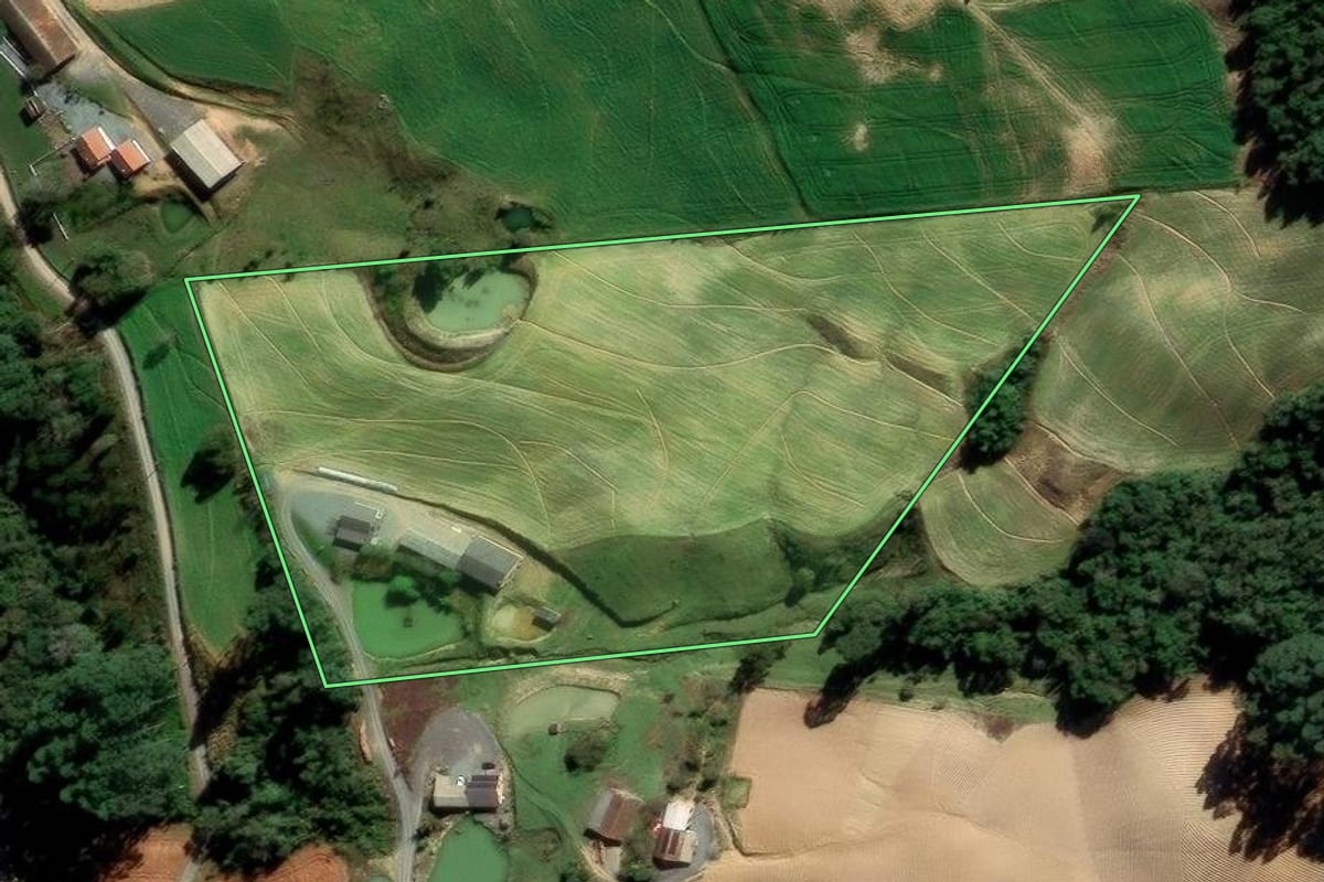 Imagem de satélite do imóvel rural em Imbuia (SC), com o contorno declarado no CAR desenhado por cima.