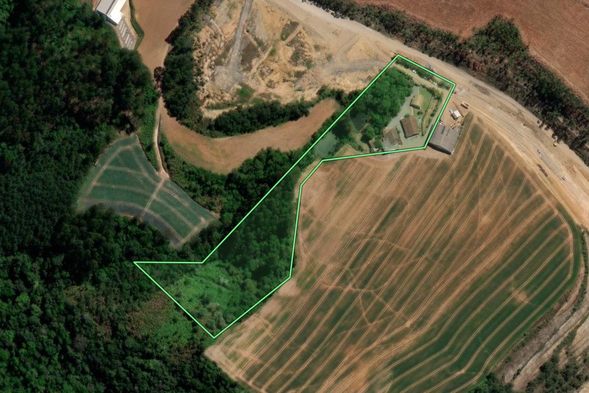 Imagem de satélite do imóvel rural em Imbuia (SC), com o contorno declarado no CAR desenhado por cima.