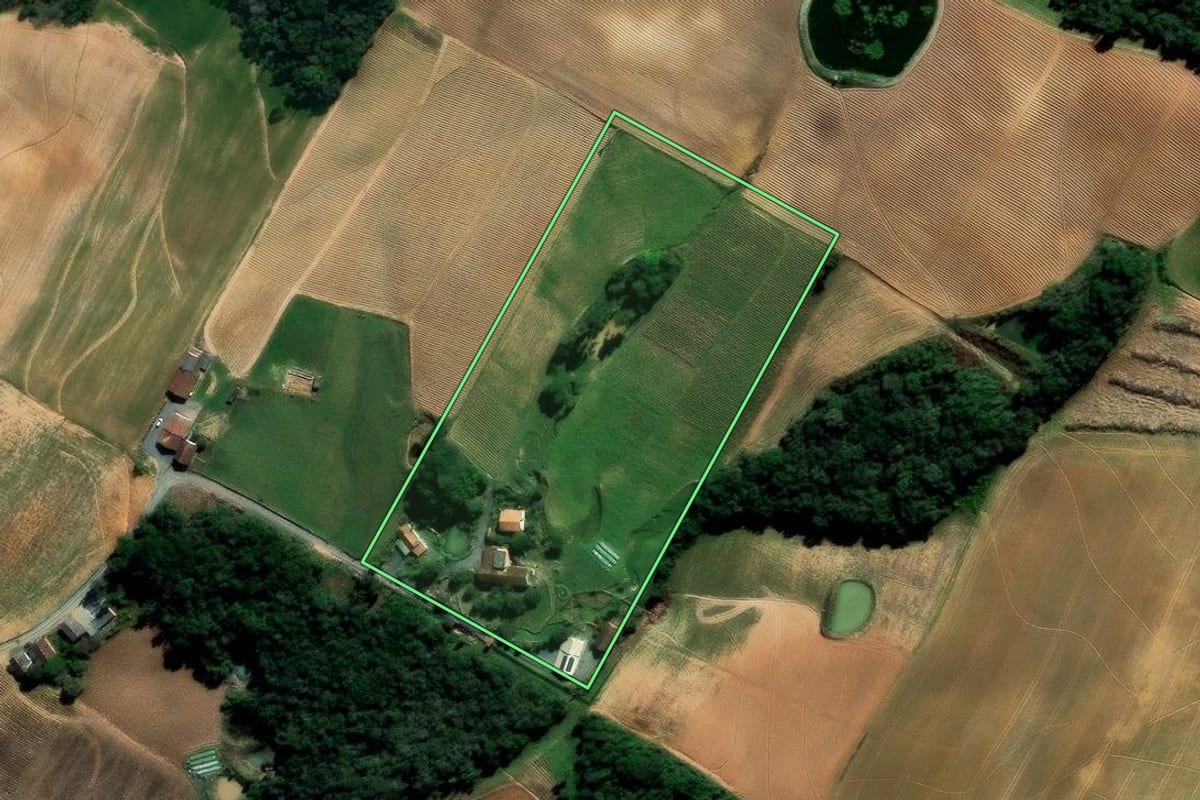 Imagem de satélite do imóvel rural em Imbuia (SC), com o contorno declarado no CAR desenhado por cima.