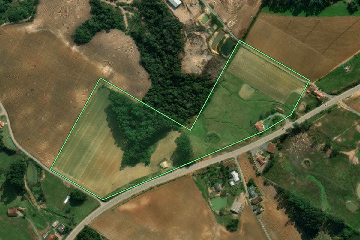 Imagem de satélite do imóvel rural em Imbuia (SC), com o contorno declarado no CAR desenhado por cima.