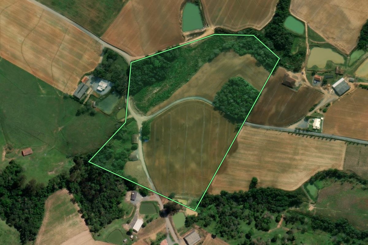 Imagem de satélite do imóvel rural em Imbuia (SC), com o contorno declarado no CAR desenhado por cima.