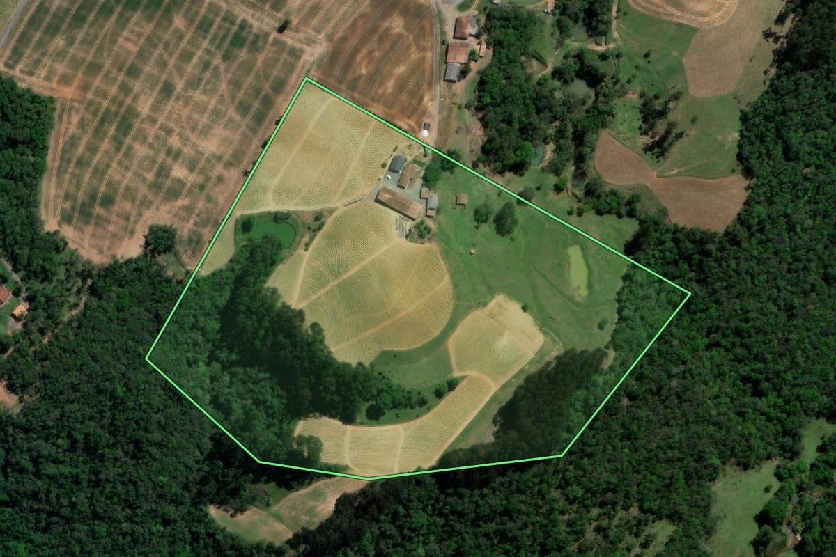 Imagem de satélite do imóvel rural em Imbuia (SC), com o contorno declarado no CAR desenhado por cima.