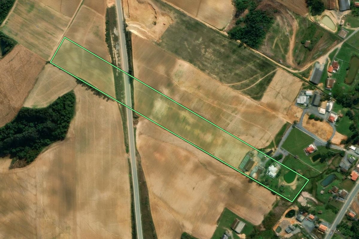 Imagem de satélite do imóvel rural em Imbuia (SC), com o contorno declarado no CAR desenhado por cima.