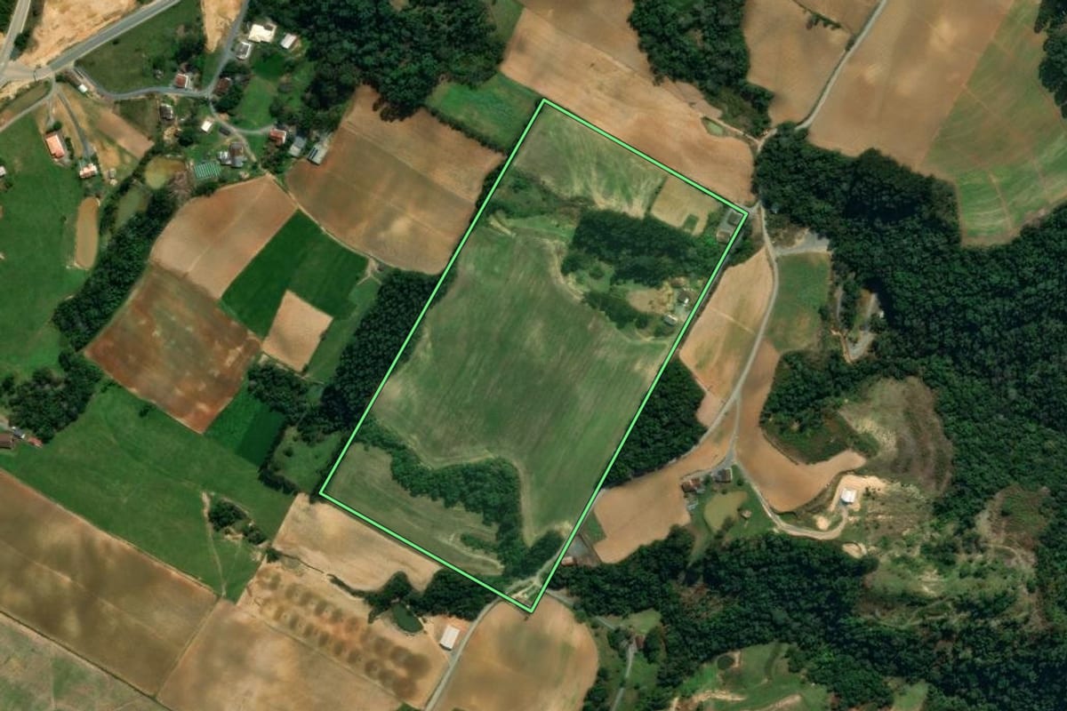 Imagem de satélite do imóvel rural em Imbuia (SC), com o contorno declarado no CAR desenhado por cima.