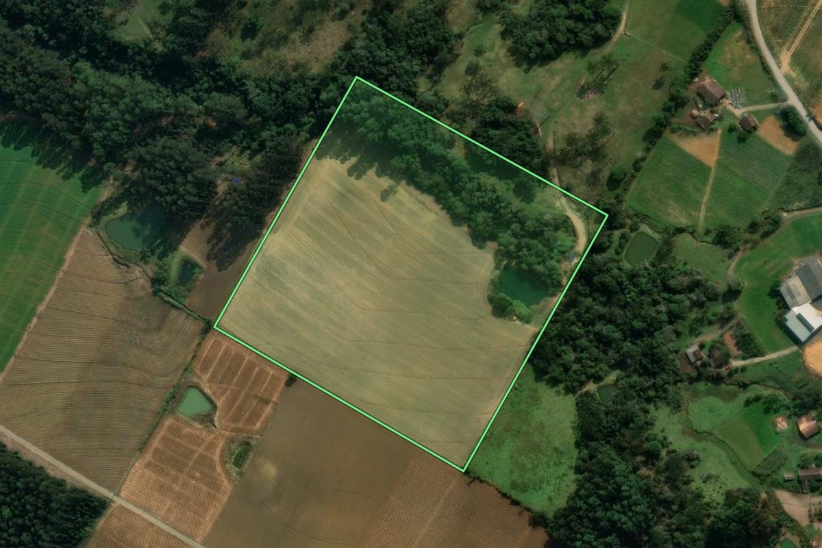 Imagem de satélite do imóvel rural em Imbuia (SC), com o contorno declarado no CAR desenhado por cima.