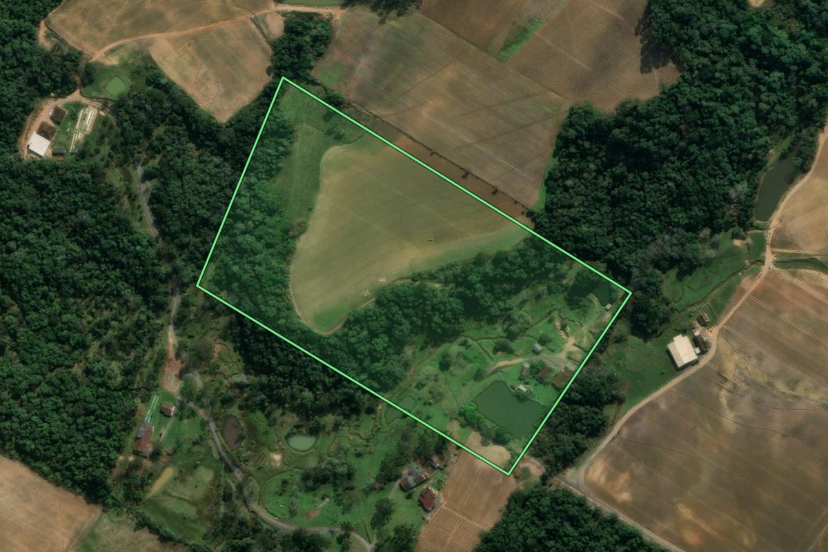 Imagem de satélite do imóvel rural em Imbuia (SC), com o contorno declarado no CAR desenhado por cima.