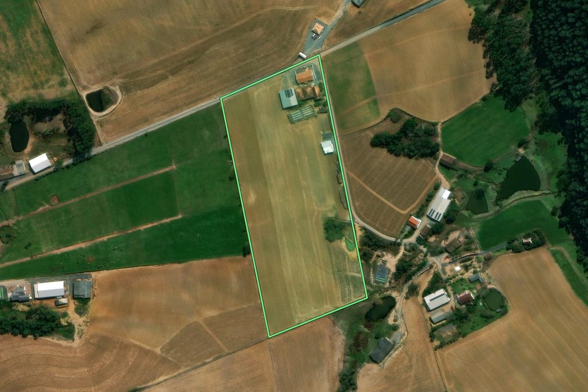 Imagem de satélite do imóvel rural em Imbuia (SC), com o contorno declarado no CAR desenhado por cima.