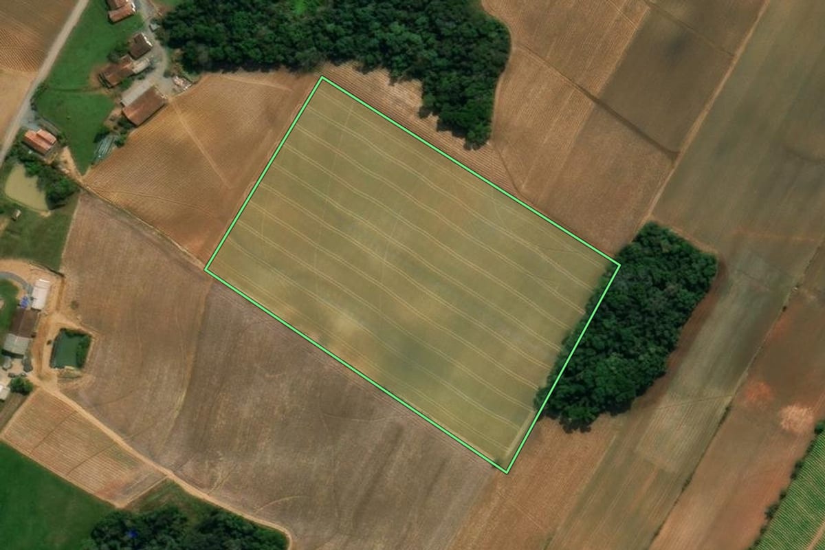 Imagem de satélite do imóvel rural em Imbuia (SC), com o contorno declarado no CAR desenhado por cima.