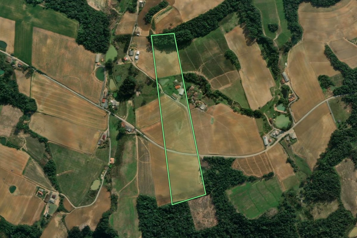 Imagem de satélite do imóvel rural em Imbuia (SC), com o contorno declarado no CAR desenhado por cima.