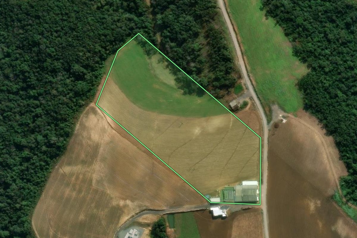 Imagem de satélite do imóvel rural em Imbuia (SC), com o contorno declarado no CAR desenhado por cima.