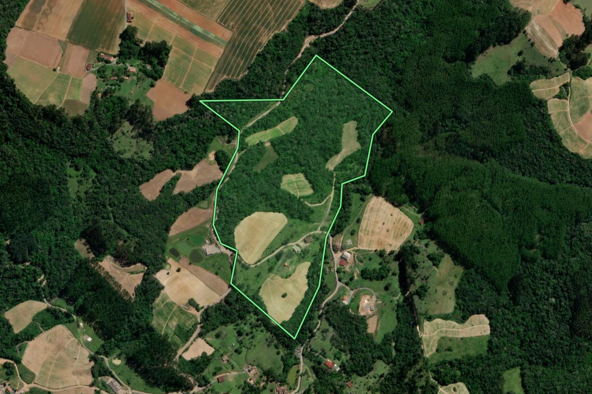 Imagem de satélite do imóvel rural em Imbuia (SC), com o contorno declarado no CAR desenhado por cima.