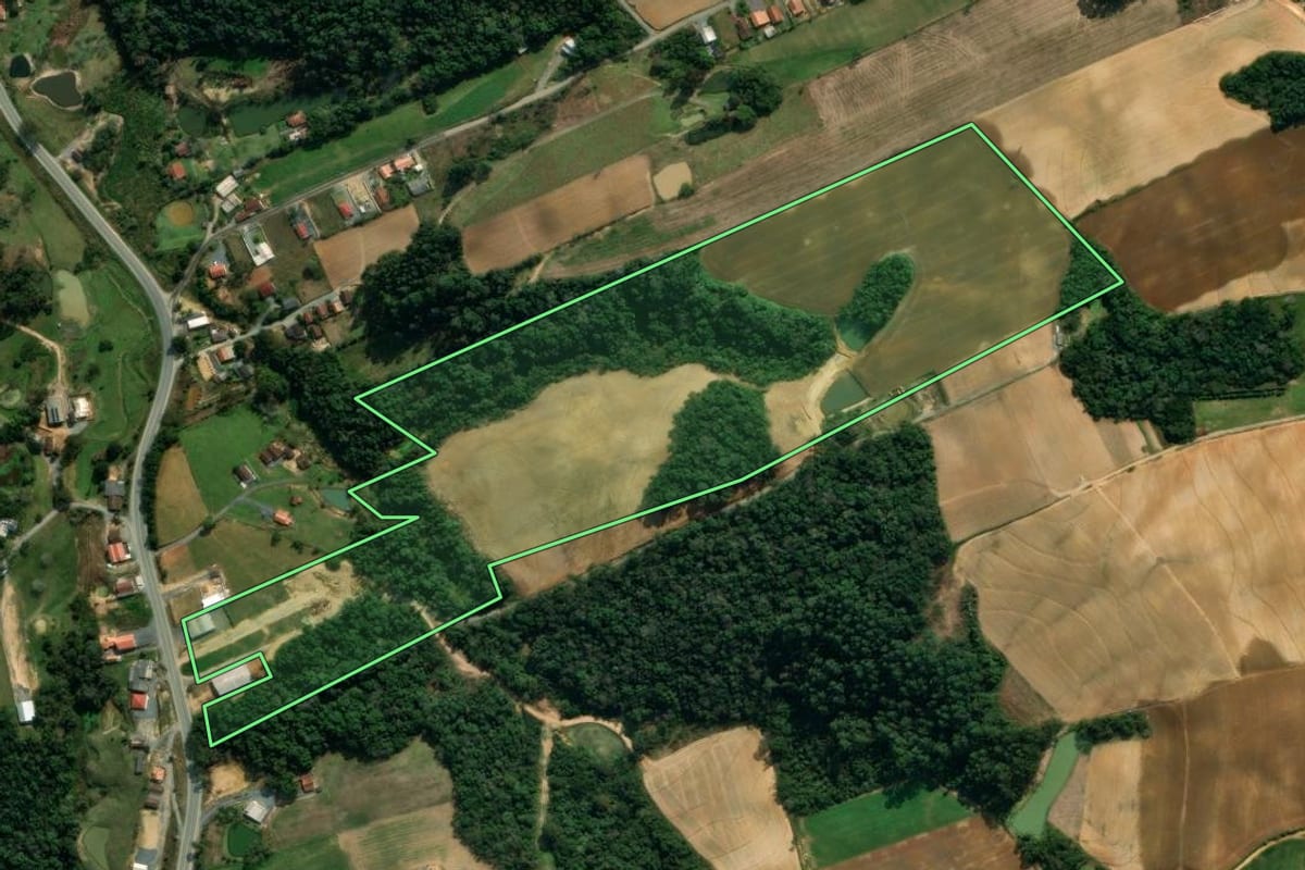 Imagem de satélite do imóvel rural em Imbuia (SC), com o contorno declarado no CAR desenhado por cima.