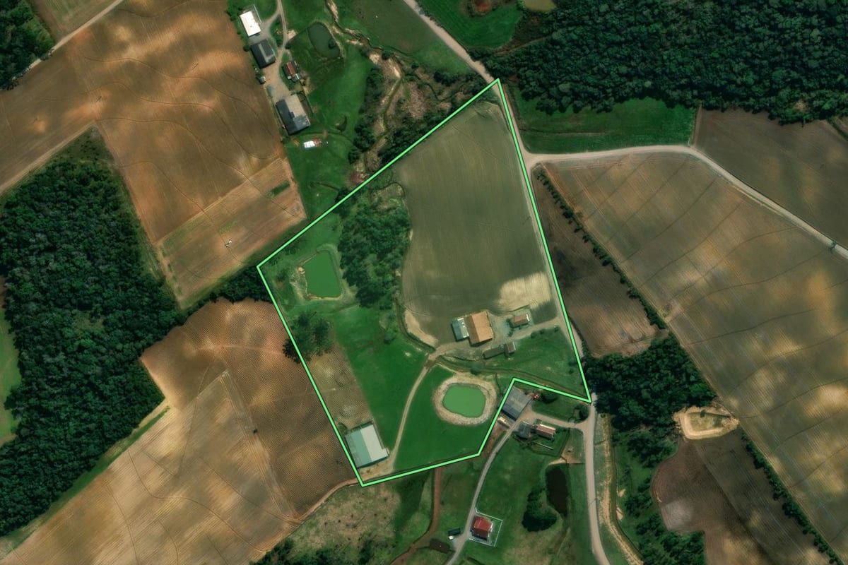 Imagem de satélite do imóvel rural em Imbuia (SC), com o contorno declarado no CAR desenhado por cima.