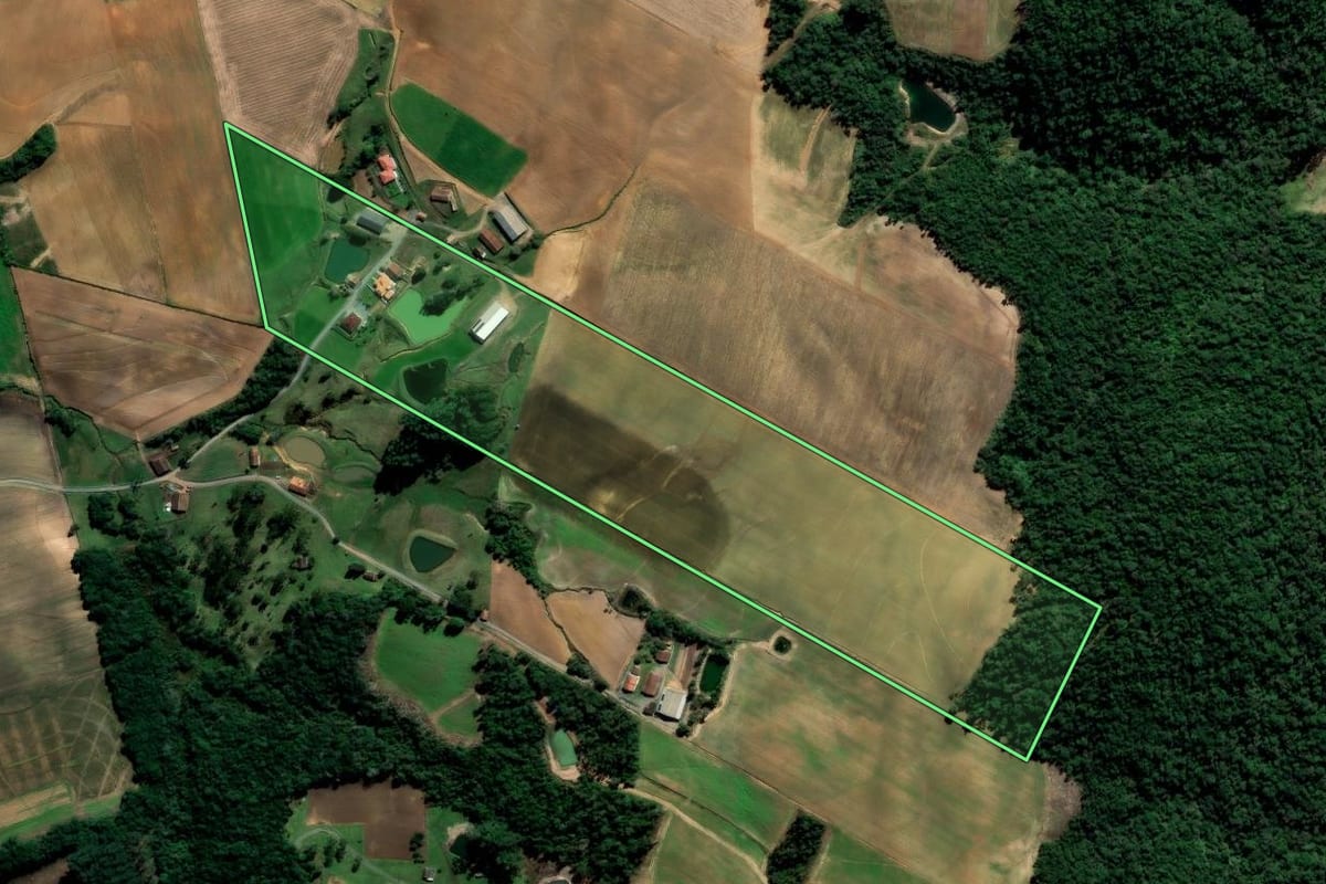 Imagem de satélite do imóvel rural em Imbuia (SC), com o contorno declarado no CAR desenhado por cima.