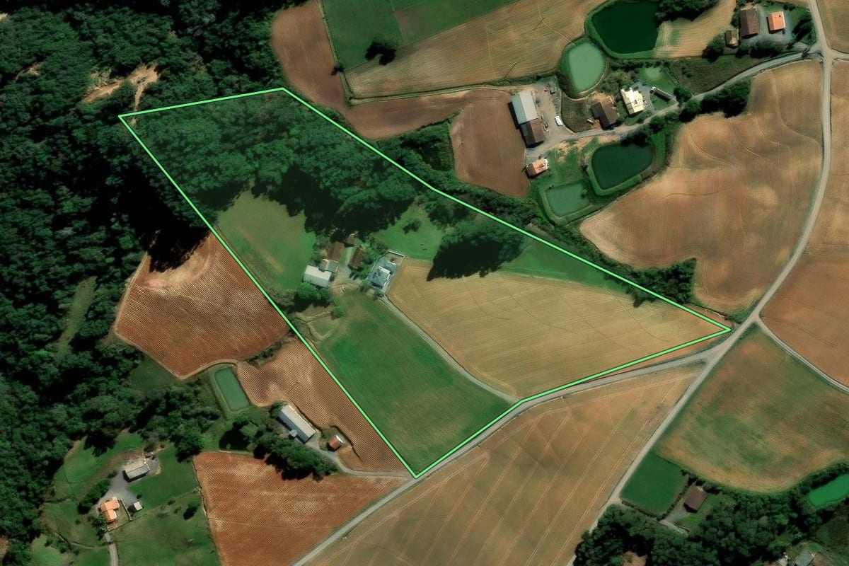 Imagem de satélite do imóvel rural em Imbuia (SC), com o contorno declarado no CAR desenhado por cima.
