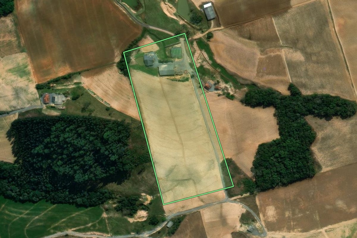 Imagem de satélite do imóvel rural em Imbuia (SC), com o contorno declarado no CAR desenhado por cima.