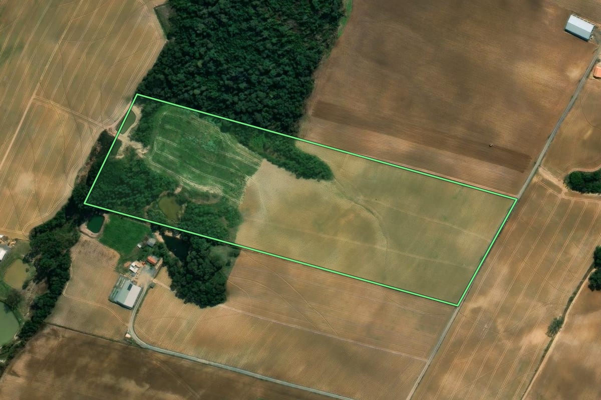 Imagem de satélite do imóvel rural em Imbuia (SC), com o contorno declarado no CAR desenhado por cima.