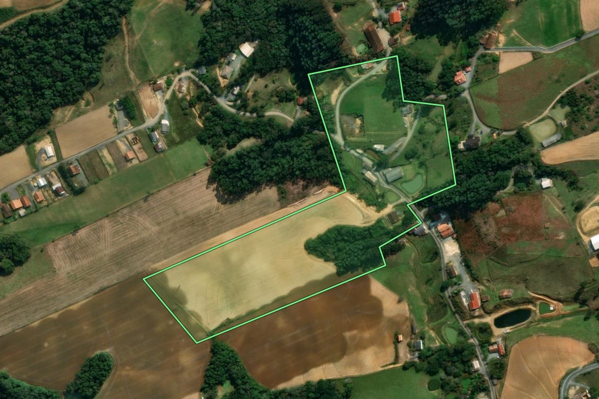 Imagem de satélite do imóvel rural em Imbuia (SC), com o contorno declarado no CAR desenhado por cima.