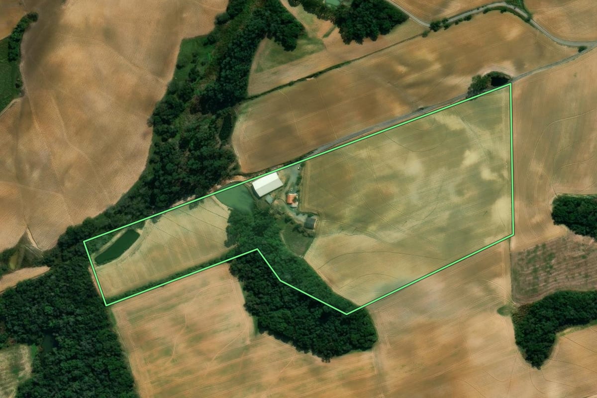 Imagem de satélite do imóvel rural em Imbuia (SC), com o contorno declarado no CAR desenhado por cima.