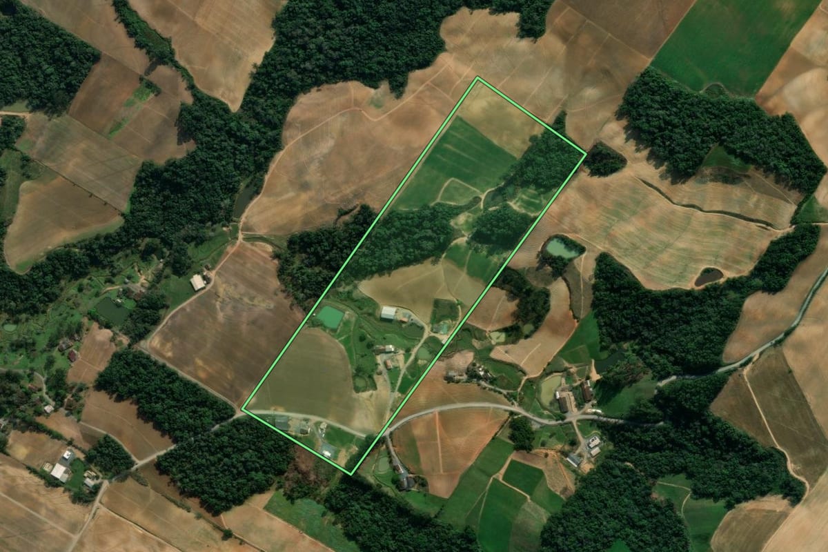 Imagem de satélite do imóvel rural em Imbuia (SC), com o contorno declarado no CAR desenhado por cima.