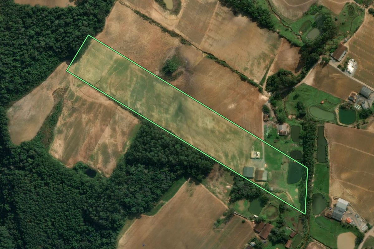 Imagem de satélite do imóvel rural em Imbuia (SC), com o contorno declarado no CAR desenhado por cima.