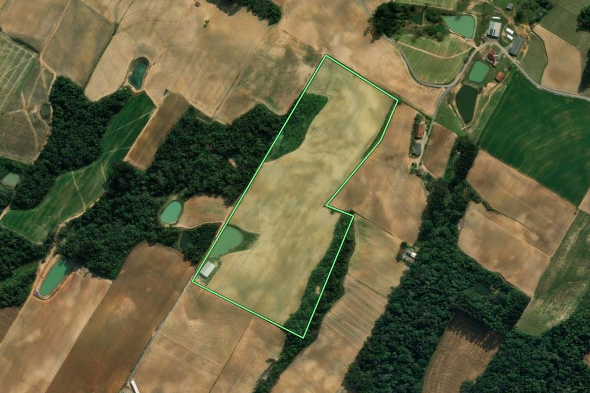 Imagem de satélite do imóvel rural em Imbuia (SC), com o contorno declarado no CAR desenhado por cima.