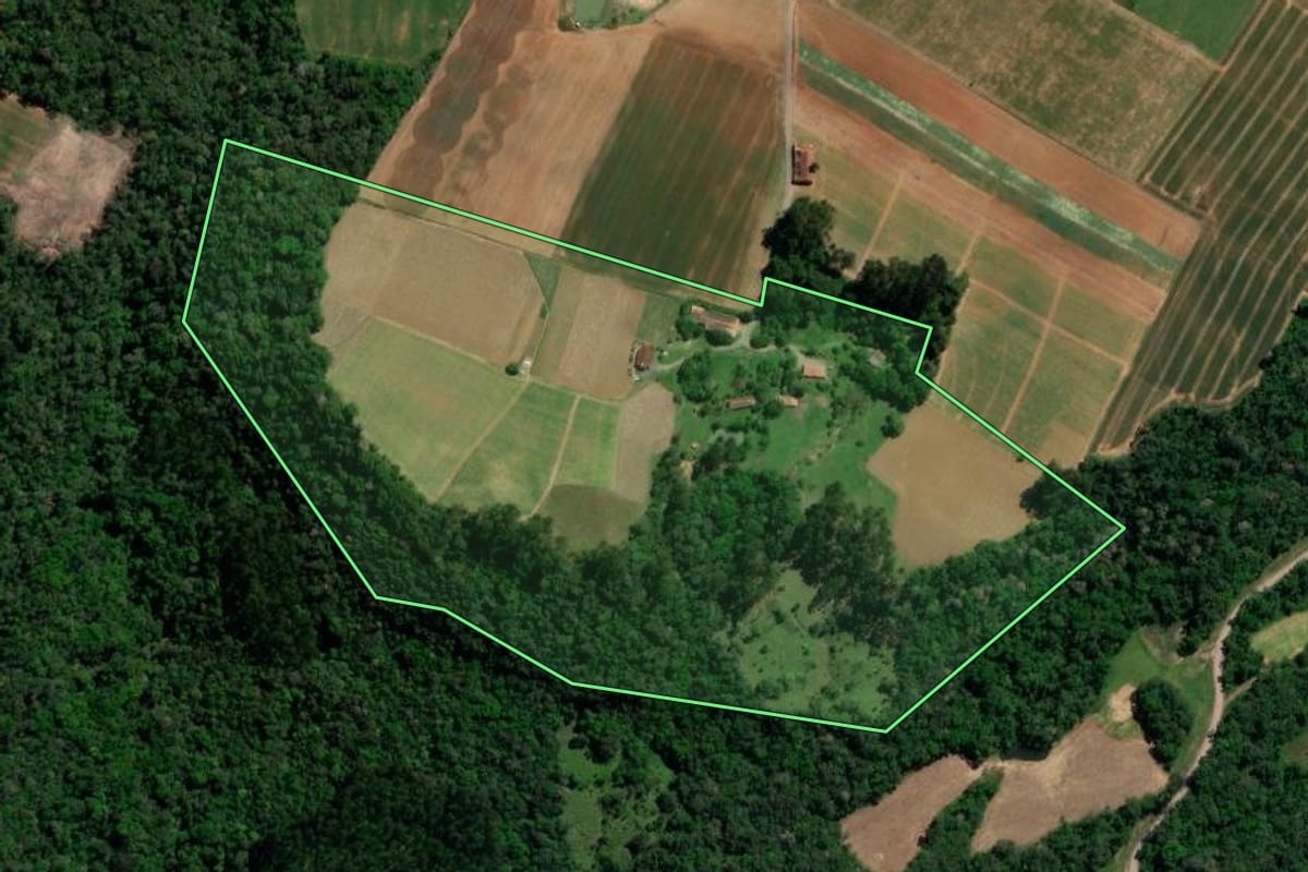 Imagem de satélite do imóvel rural em Imbuia (SC), com o contorno declarado no CAR desenhado por cima.