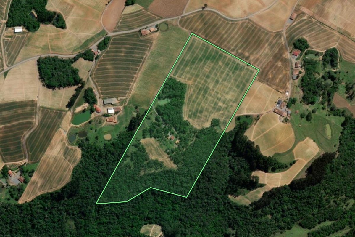 Imagem de satélite do imóvel rural em Imbuia (SC), com o contorno declarado no CAR desenhado por cima.