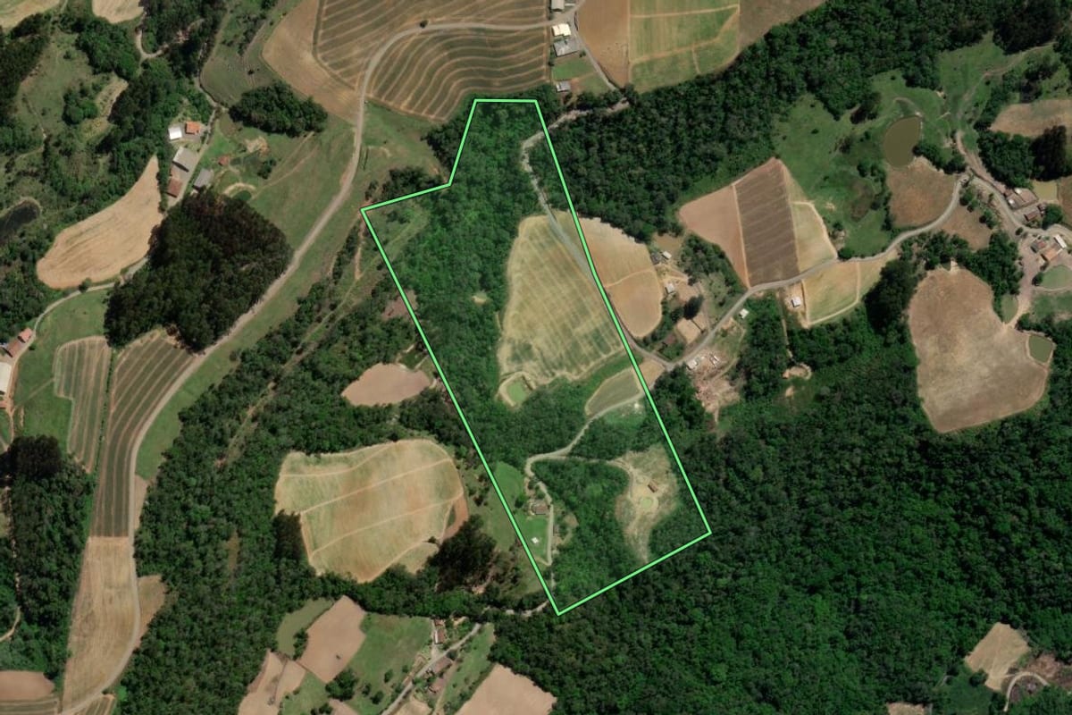 Imagem de satélite do imóvel rural em Imbuia (SC), com o contorno declarado no CAR desenhado por cima.