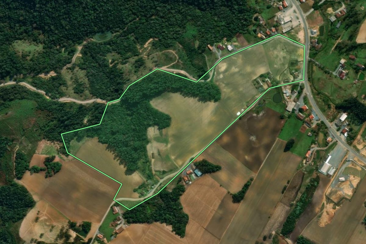 Imagem de satélite do imóvel rural em Imbuia (SC), com o contorno declarado no CAR desenhado por cima.