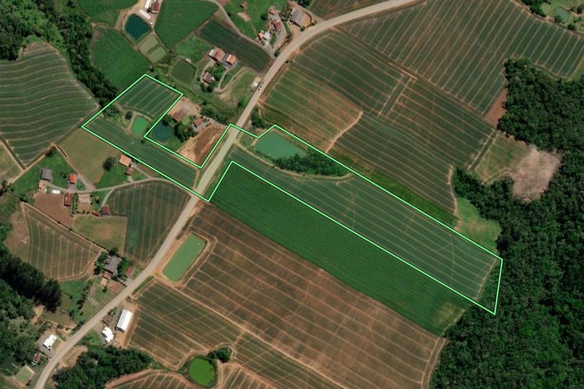 Imagem de satélite do imóvel rural em Imbuia (SC), com o contorno declarado no CAR desenhado por cima.