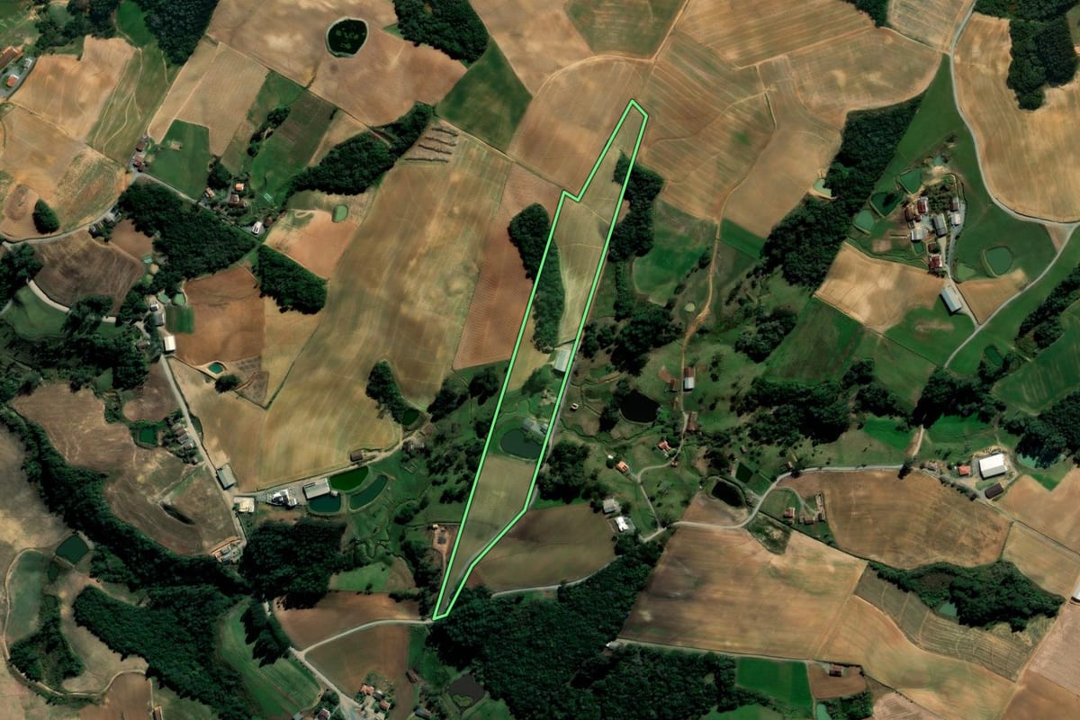 Imagem de satélite do imóvel rural em Imbuia (SC), com o contorno declarado no CAR desenhado por cima.