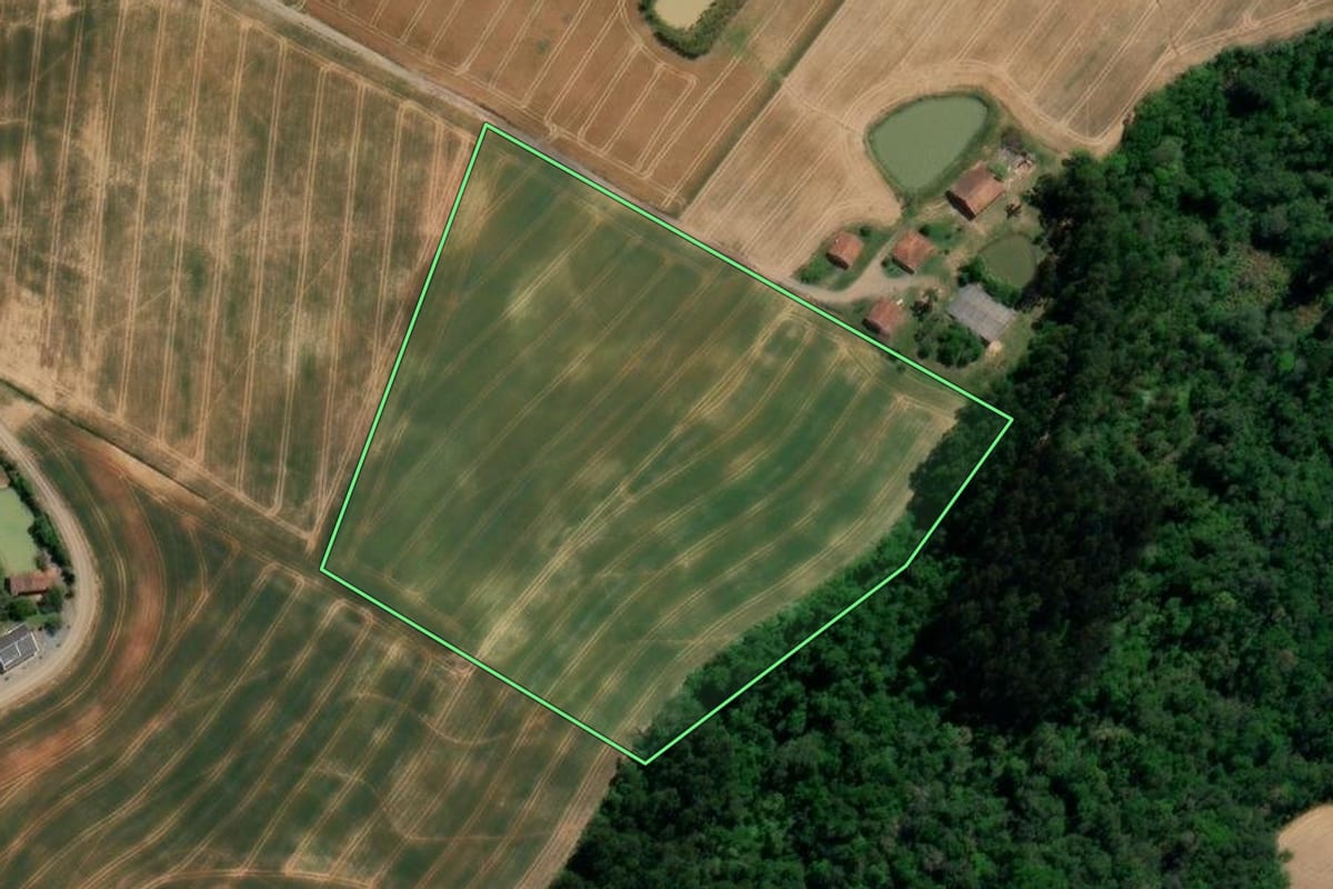 Imagem de satélite do imóvel rural em Imbuia (SC), com o contorno declarado no CAR desenhado por cima.